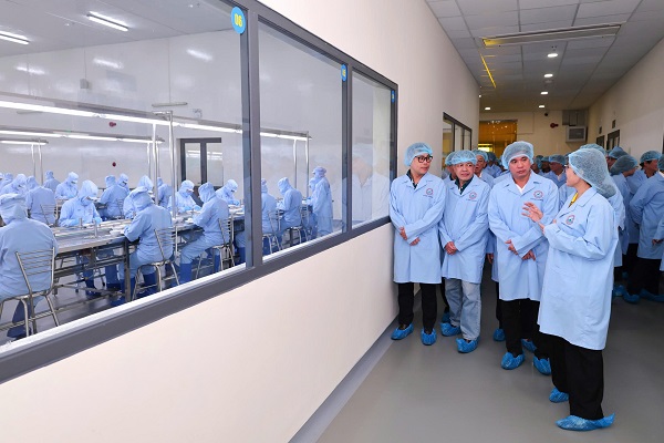 Đại biểu đi thăm c&aacute;c ph&acirc;n sưởng sản xuất của C&ocirc;ng ty Yến s&agrave;o Kh&aacute;nh H&ograve;a