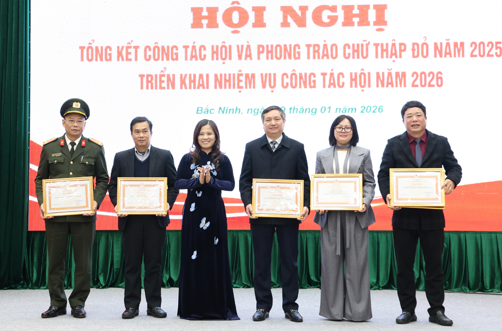 Lãnh đạo Hội Chữ thập đỏ tỉnh trao Bằng khen của Trung ương Hội Chữ thập đỏ Việt Nam cho các tập thể, cá nhân có thành tích xuất sắc trong công Hội và phong trào chữ thập đỏ năm 2025. Lãnh đạo Hội Chữ thập đỏ tỉnh trao Bằng khen của Trung ương Hội Chữ thập đỏ Việt Nam cho các tập thể, cá nhân có thành tích xuất sắc trong công Hội và phong trào chữ thập đỏ năm 2025.