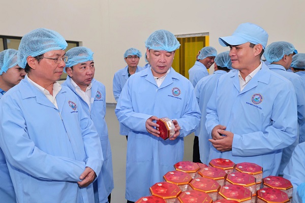 Đại biểu đi thăm c&aacute;c ph&acirc;n sưởng sản xuất của C&ocirc;ng ty Yến s&agrave;o Kh&aacute;nh H&ograve;a