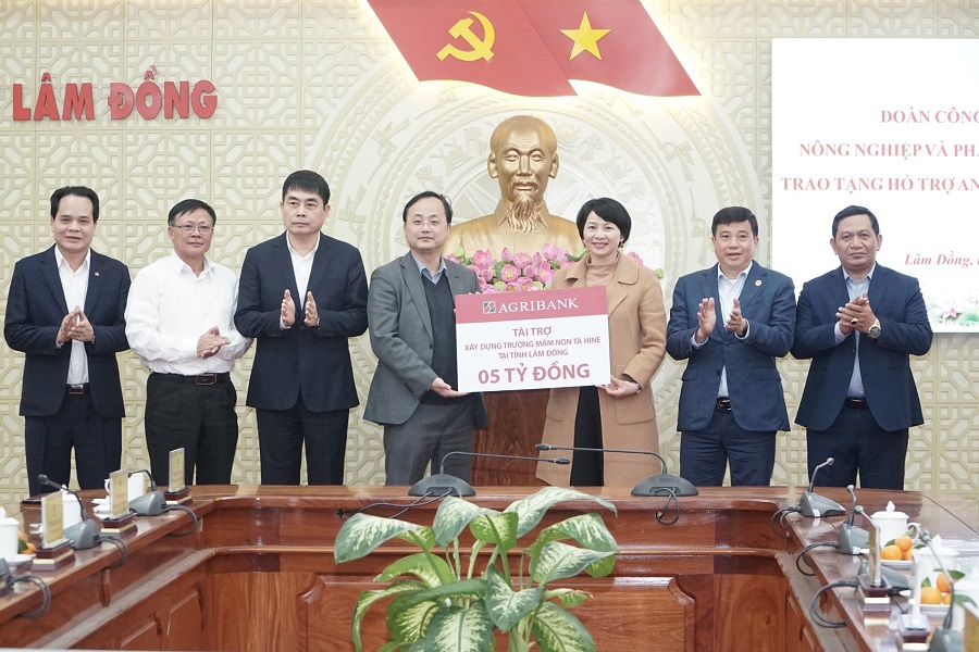 Lâm Đồng: Agribank trao tặng 5 tỷ đồng chung tay chăm lo an sinh xã hội