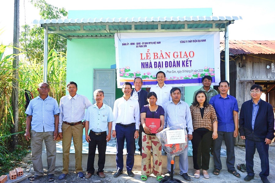 B&agrave;n giao nh&agrave; Đại đo&agrave;n kết cho hộ gia đ&igrave;nh Mơ Mi