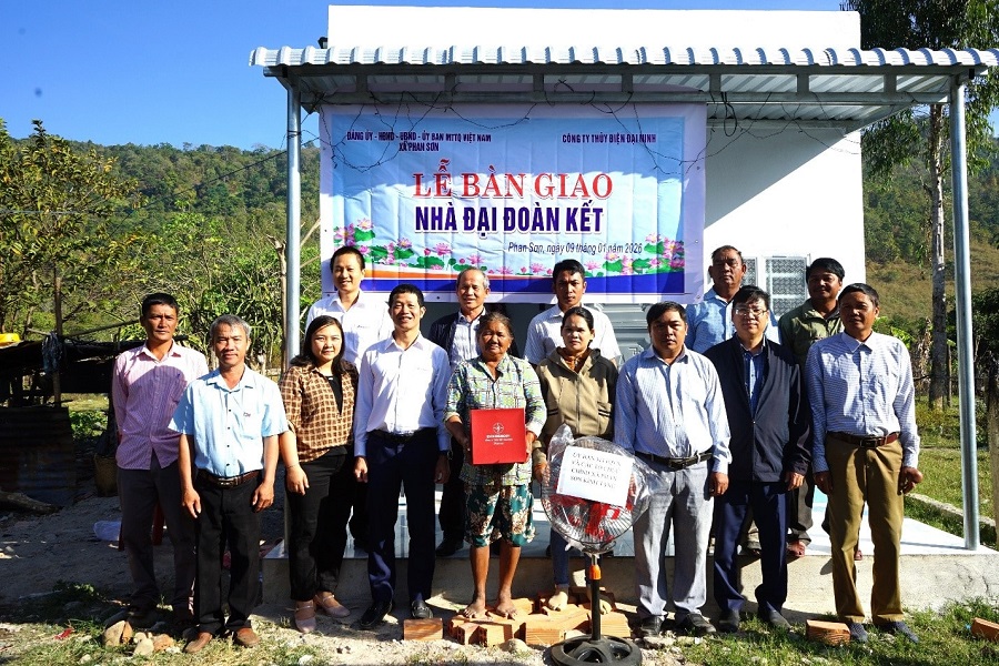 Lâm Đồng: Công ty Thủy điện Đại Ninh chung tay xây dựng 8 nhà Đại đoàn kết