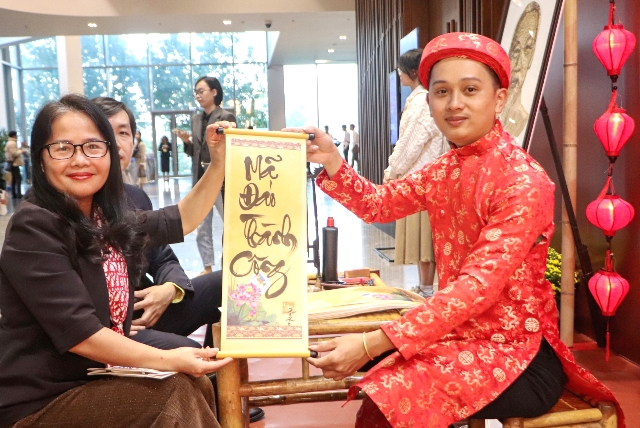 Chương tr&igrave;nh trải nghiệm phong tục truyền thống Tết cổ truyền Việt Nam .