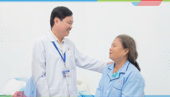 BS Nguyễn Thế Hùng- Giám đốc BV Mắt thăm khám cho bệnh nhân BS Nguyễn Thế Hùng- Giám đốc BV Mắt thăm khám cho bệnh nhân