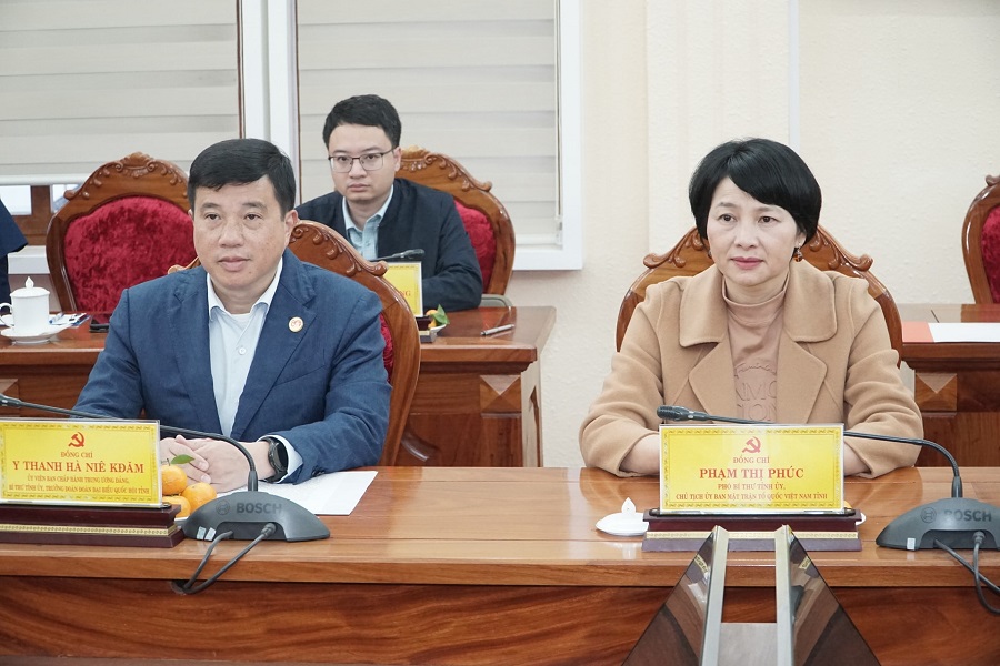 Các đồng chí: Y Thanh Hà Niê Kđăm, Ủy viên Ban Chấp hành Trung ương Đảng, Bí thư Tỉnh ủy, Trưởng đoàn ĐBQH tỉnh Lâm Đồng; Phạm Thị Phúc, Phó Bí thư Tỉnh ủy, Chủ tịch Ủy ban MTTQ Việt Nam tỉnh dự buổi tiếp Đoàn Các đồng chí: Y Thanh Hà Niê Kđăm, Ủy viên Ban Chấp hành Trung ương Đảng, Bí thư Tỉnh ủy, Trưởng đoàn ĐBQH tỉnh Lâm Đồng; Phạm Thị Phúc, Phó Bí thư Tỉnh ủy, Chủ tịch Ủy ban MTTQ Việt Nam tỉnh dự buổi tiếp Đoàn