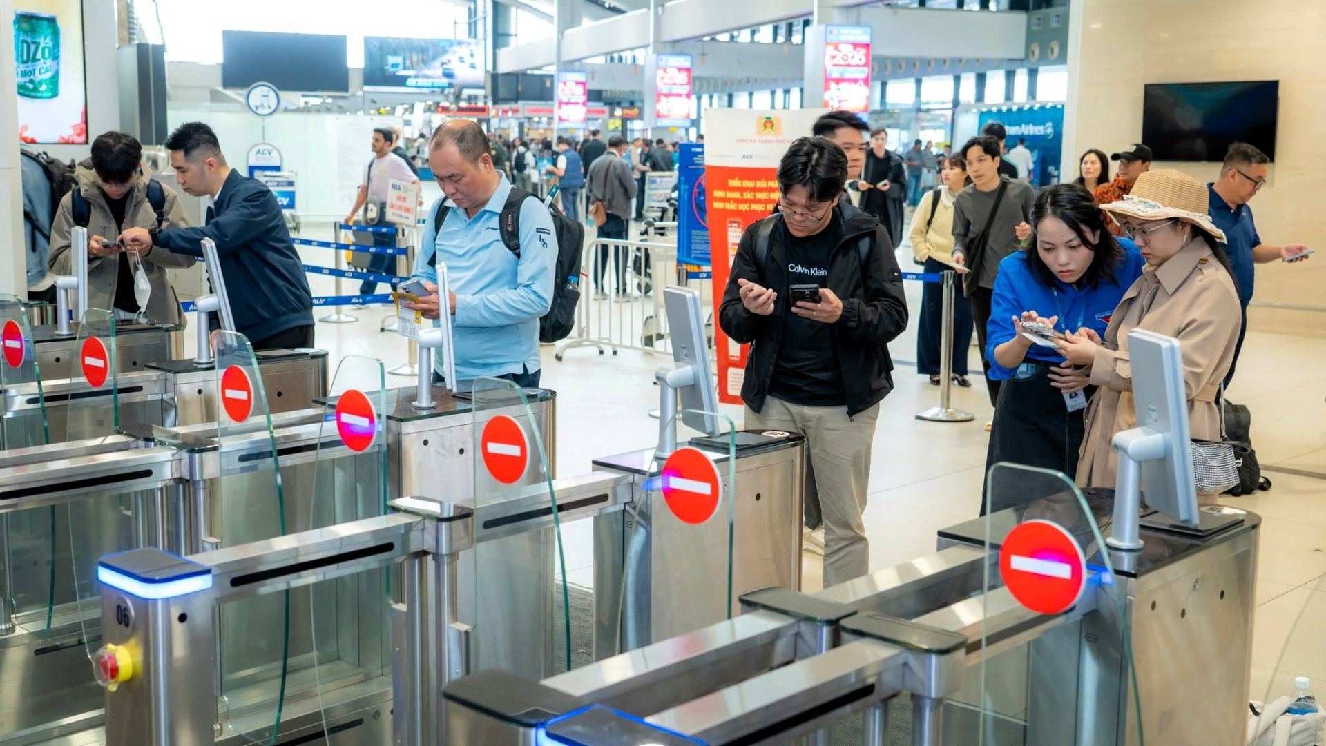 Nhân viên ACV hỗ trợ hành khách hoặc hệ thống công nghệ tự động Nhân viên ACV hỗ trợ hành khách hoặc hệ thống công nghệ tự động