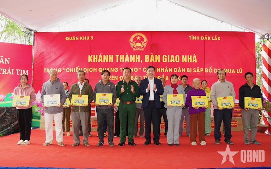 Quân khu 5 hoàn thành “Chiến dịch Quang Trung”, bàn giao 610 căn nhà cho người dân vùng lũ