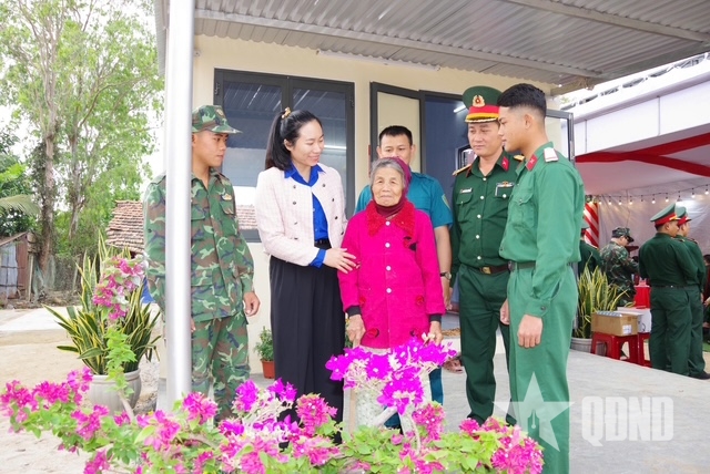 Cấp ủy, ch&iacute;nh quyền địa phương v&agrave; bộ đội ch&uacute;c mừng b&agrave; con.