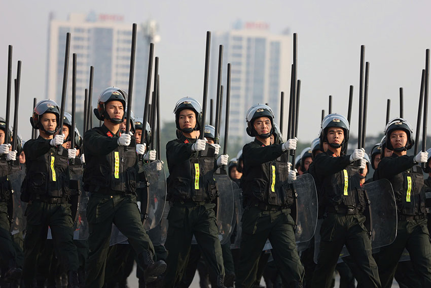 Lực lượng Cảnh s&aacute;t cơ động tham gia buổi diễu h&agrave;nh. Ảnh: Việt Ph&uacute;