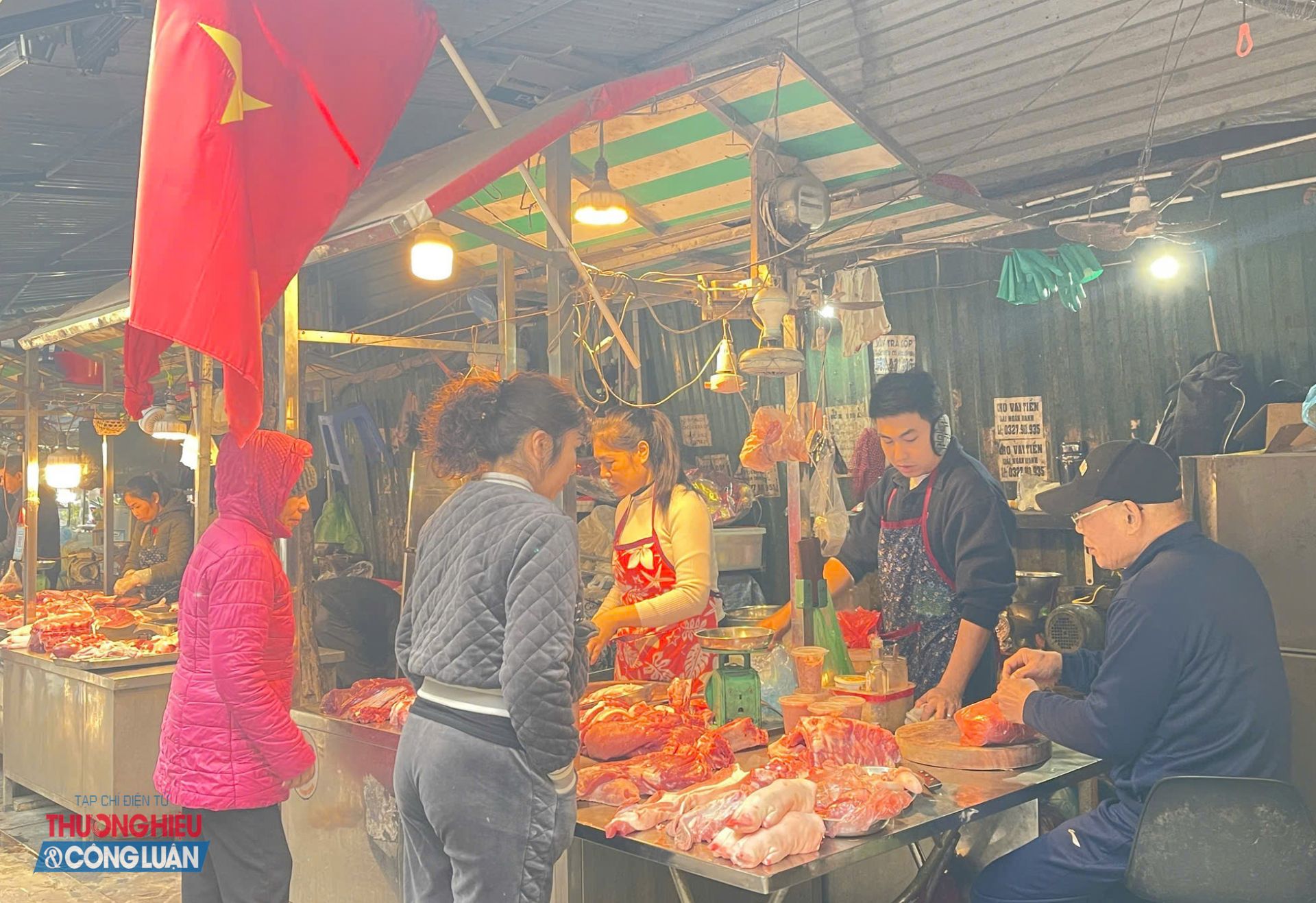 Giá heo hơi tăng nhanh cận Tết, thịt lợn bán lẻ tại Hà Nội nhích từng ngày