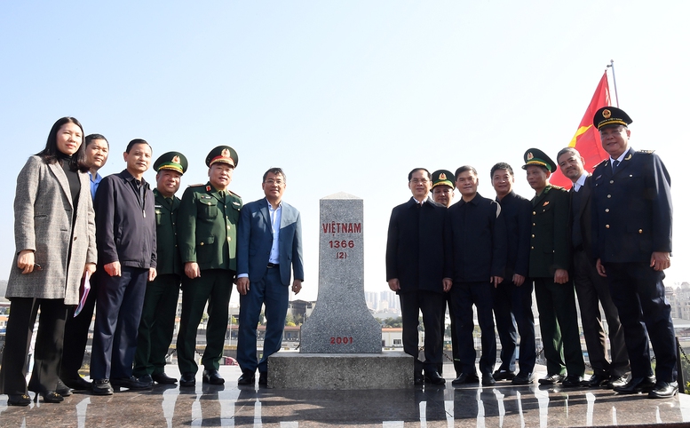 Ph&oacute; Thủ tướng c&ugrave;ng c&aacute;c đại biểu chụp ảnh lưu niệm khi tham quan cửa khẩu quốc tế M&oacute;ng C&aacute;i - Ảnh: VGp/Hải Minh