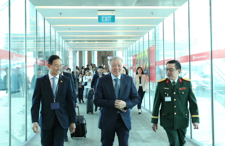 Phó Thủ tướng Thường trực Chính phủ Nguyễn Hòa Bình tới Singapore