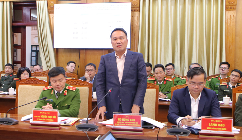 Đại diện nh&agrave; đầu tư ph&aacute;t biểu tại buổi l&agrave;m việc.