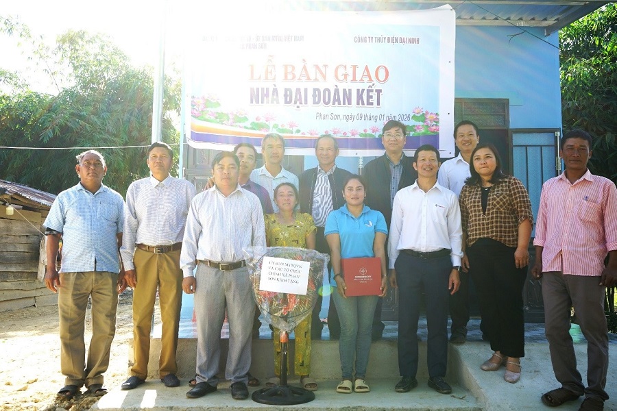 Niềm vui của gia đ&igrave;nh Đ&agrave;o Thị Linh khi ch&iacute;nh thức nhận b&agrave;n giao nh&agrave; Đại đo&agrave;n kết v&agrave; ổn định nơi ở mới