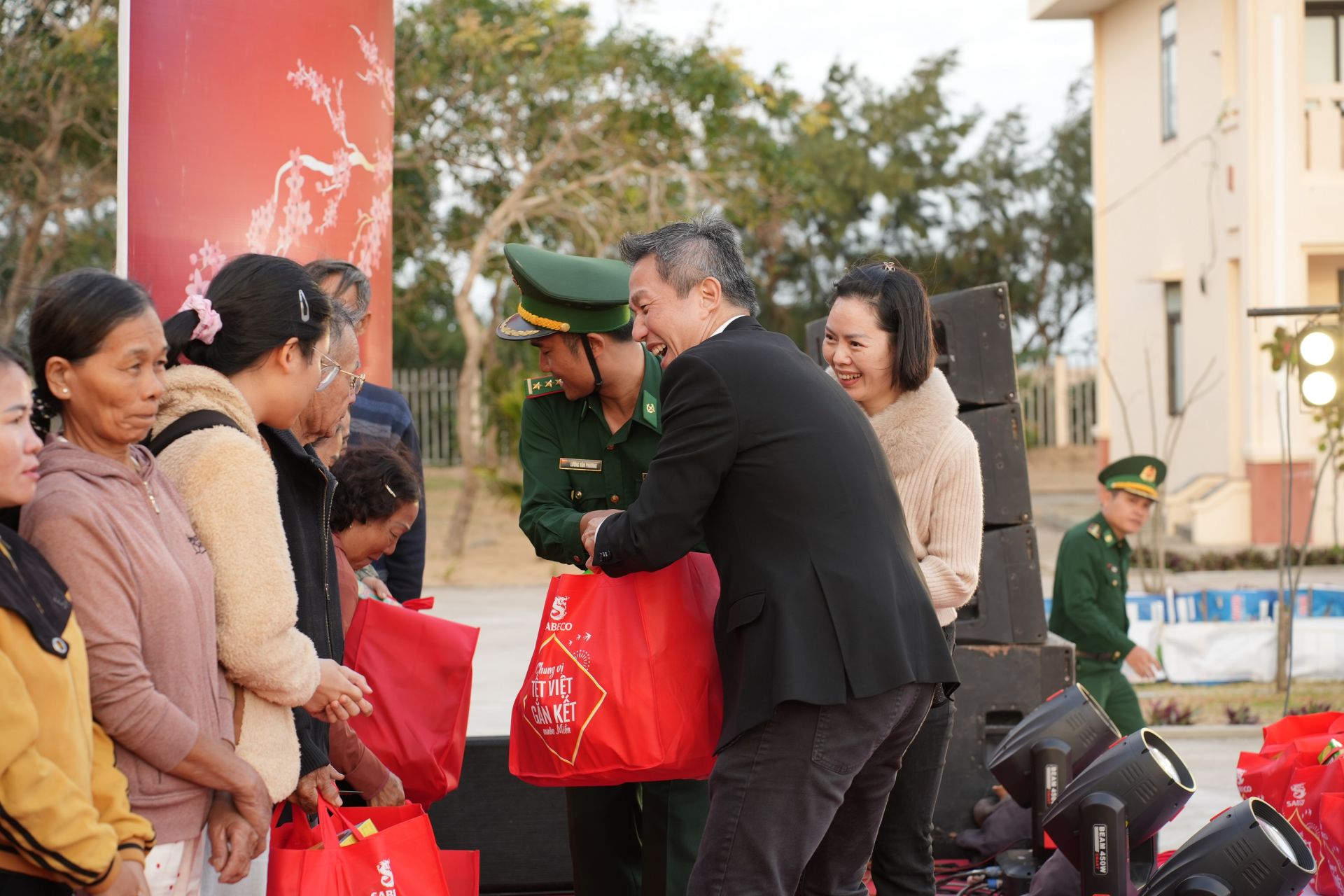 &Ocirc;ng Lester Tan trao tặng c&aacute;c phần qu&agrave; Tết _Chung Vị Gắn Kết_ cho c&aacute;c hộ gia đ&igrave;nh ở Đắk Lắk v&agrave; L&acirc;m Đồng