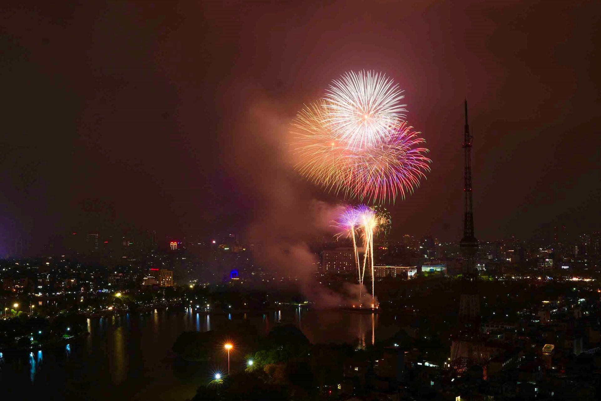 Hà Nội bắn pháo hoa quy mô lớn mừng thành công Đại hội XIV của Đảng