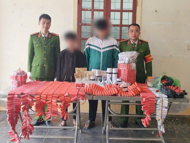 Nghệ An: Phát hiện học sinh THCS tự chế pháo nổ để bán trong trường học