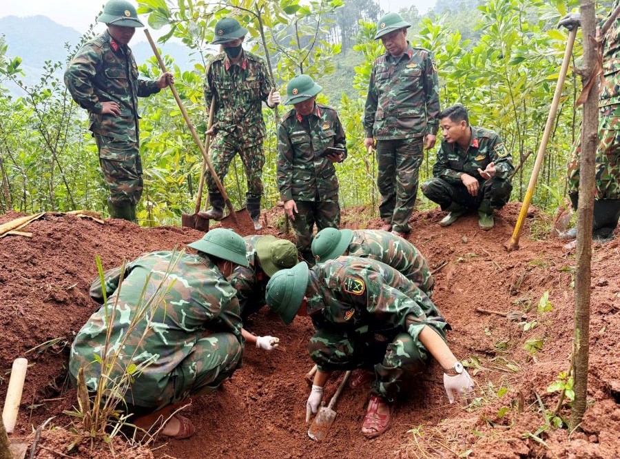 Đội Quy tập hài cốt liệt sĩ 584 nỗ lực tìm kiếm hài cốt liệt sĩ tại khu vực rừng tràm thôn Trại Cá Đội Quy tập hài cốt liệt sĩ 584 nỗ lực tìm kiếm hài cốt liệt sĩ tại khu vực rừng tràm thôn Trại Cá