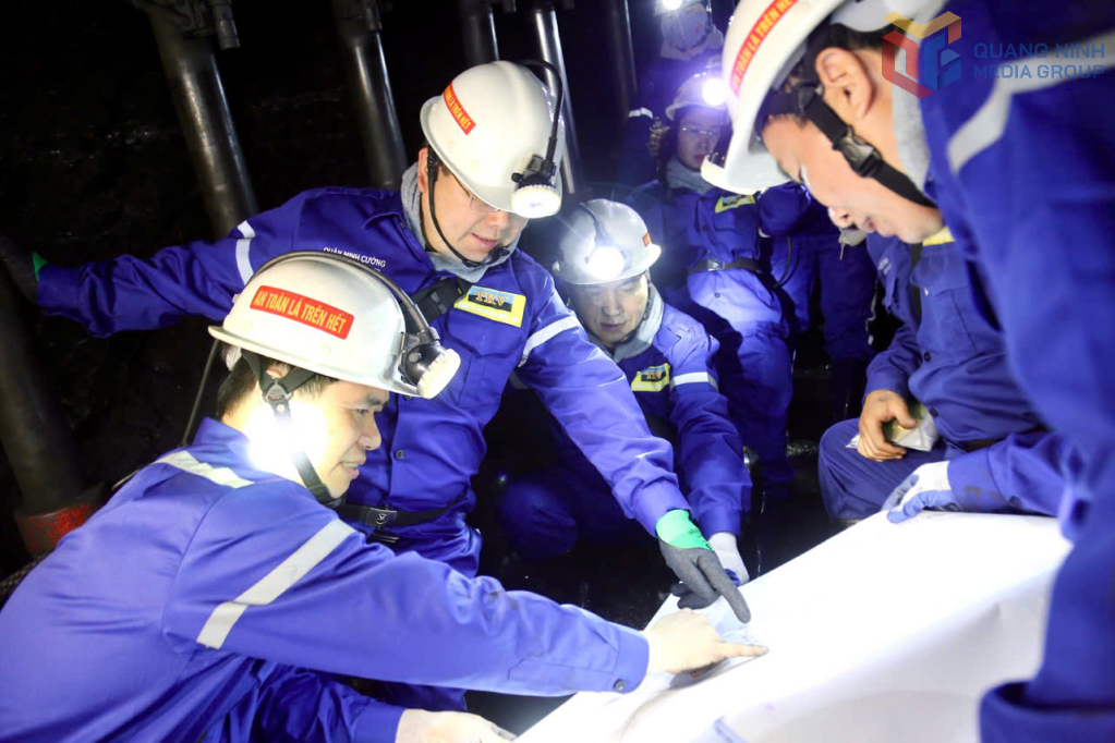 Bí thư Tỉnh ủy Quảng Ninh nghe lãnh đạo Công ty báo cáo tình hình sản xuất của Phân xưởng Khai thác 10 Bí thư Tỉnh ủy Quảng Ninh nghe lãnh đạo Công ty báo cáo tình hình sản xuất của Phân xưởng Khai thác 10