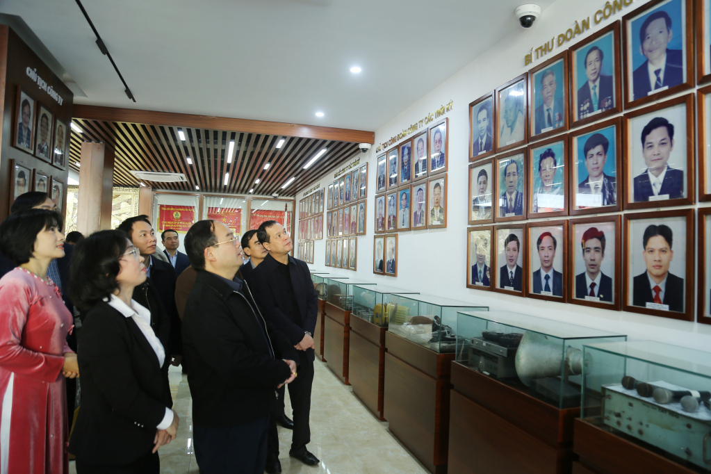 Bí thư Tỉnh ủy Quảng Ninh cùng đoàn công tác thăm nhà truyền thống Công ty Than Mạo Khê... Bí thư Tỉnh ủy Quảng Ninh cùng đoàn công tác thăm nhà truyền thống Công ty Than Mạo Khê...