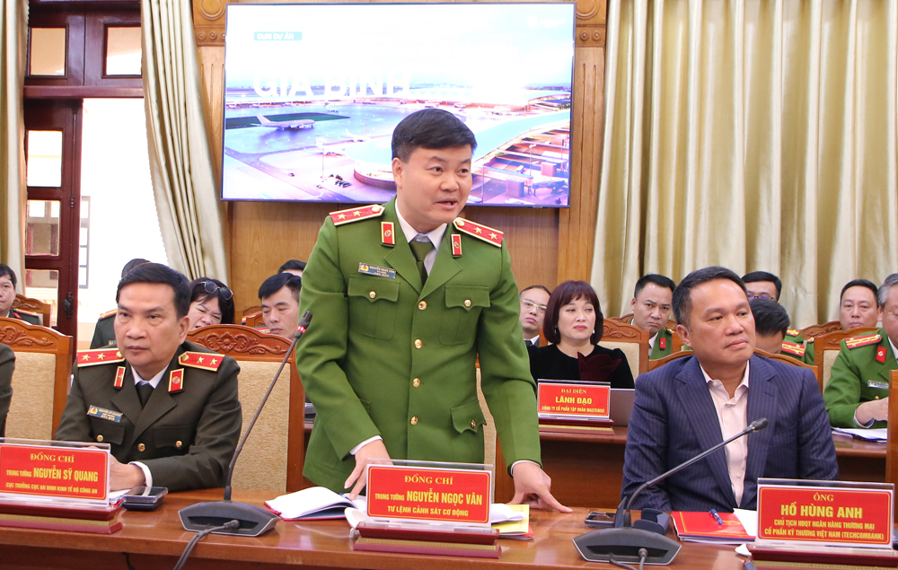 Đồng ch&iacute; Nguyễn Ngọc V&acirc;n, Tư lệnh Cảnh s&aacute;t cơ động ph&aacute;t biểu tại buổi l&agrave;m việc.