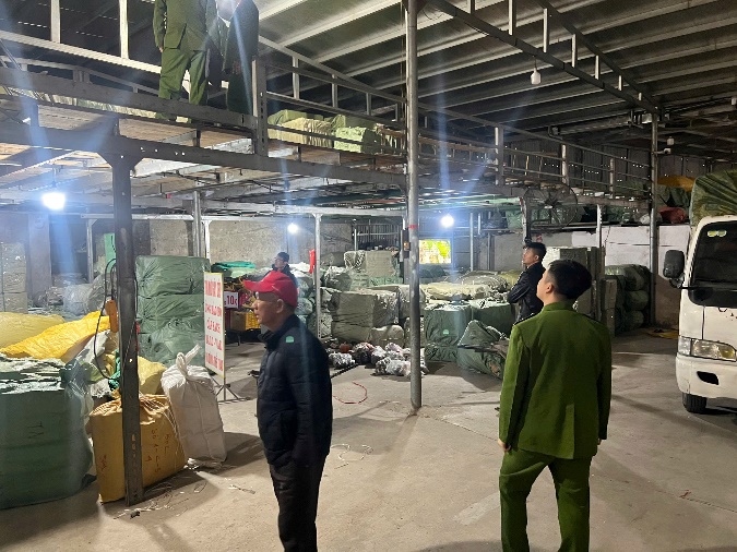 Lực lượng chức năng tỉnh Hưng Y&ecirc;n kiểm tra cơ sở kinh doanh