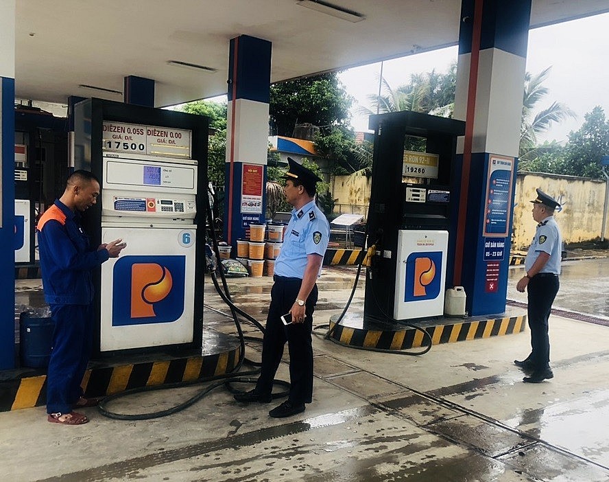 Đội QLTT số 13, Chi cục QLTT tỉnh Thanh H&oacute;a thực hiện nghi&ecirc;m c&ocirc;ng t&aacute;c gi&aacute;m s&aacute;t việc chấp h&agrave;nh c&aacute;c quy định ph&aacute;p luật trong kinh doanh xăng dầu tr&ecirc;n địa b&agrave;n. Ảnh: QLTT Thanh H&oacute;a.