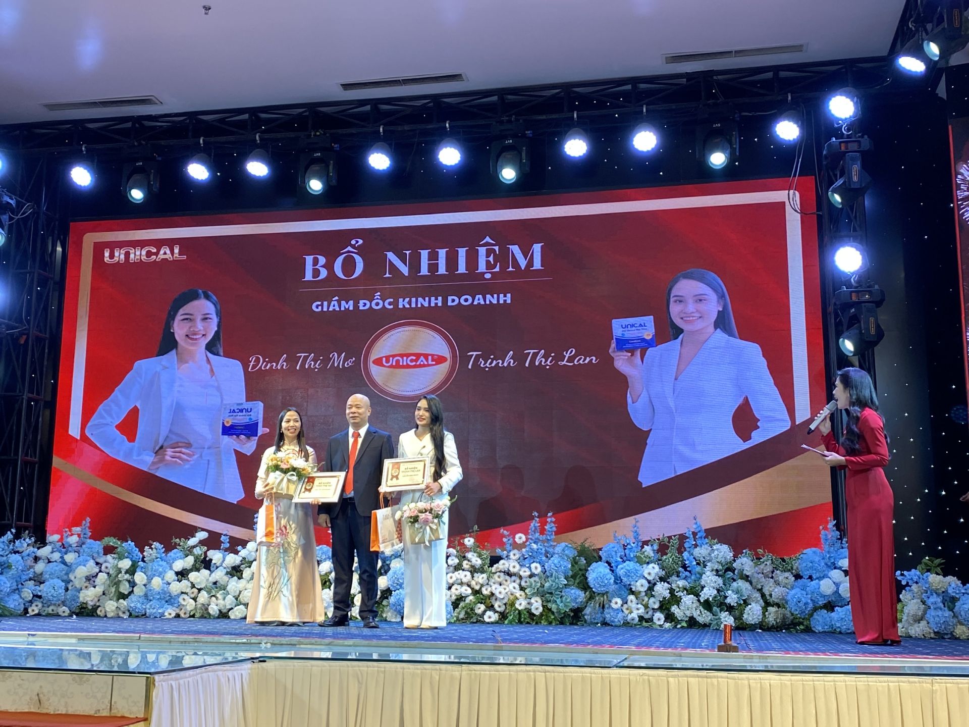 Cũng trong buổi lễ, &ocirc;ng Dương Viết Trường - Tổng gi&aacute;m đốc C&ocirc;ng ty TNHH Canxi Unical Việt Nam trao quyết định bổ nhiệm 2 gi&aacute;m đốc kinh doanh mới