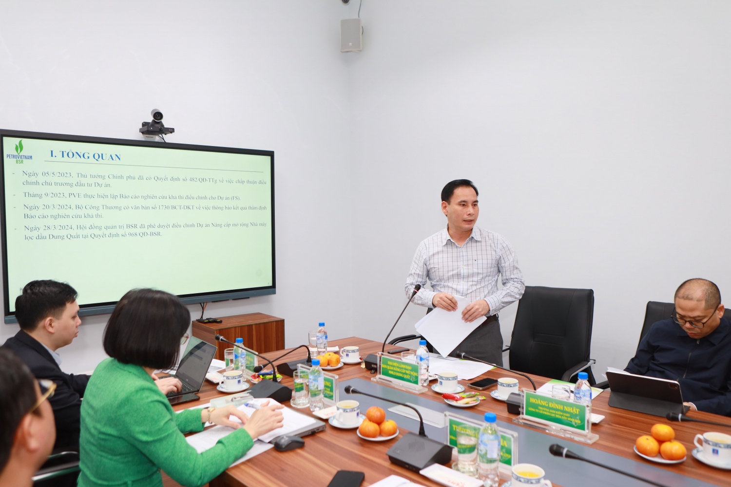 Đại diện BSR b&aacute;o c&aacute;o t&igrave;nh h&igrave;nh triển khai dự &aacute;n với đo&agrave;n c&ocirc;ng t&aacute;c