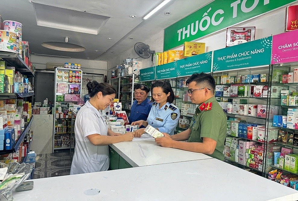 Đội QLTT số 5, Chi cục QLTT tỉnh Thanh H&oacute;a tham gia Đo&agrave;n kiểm tra li&ecirc;n ng&agrave;nh kiểm tra c&aacute;c cơ sở h&agrave;nh nghề y, dược tư nh&acirc;n; cơ sở kinh doanh mỹ phẩm; cơ sở cung cấp dịch vụ thẩm mỹ. Ảnh: QLTT Thanh H&oacute;a.