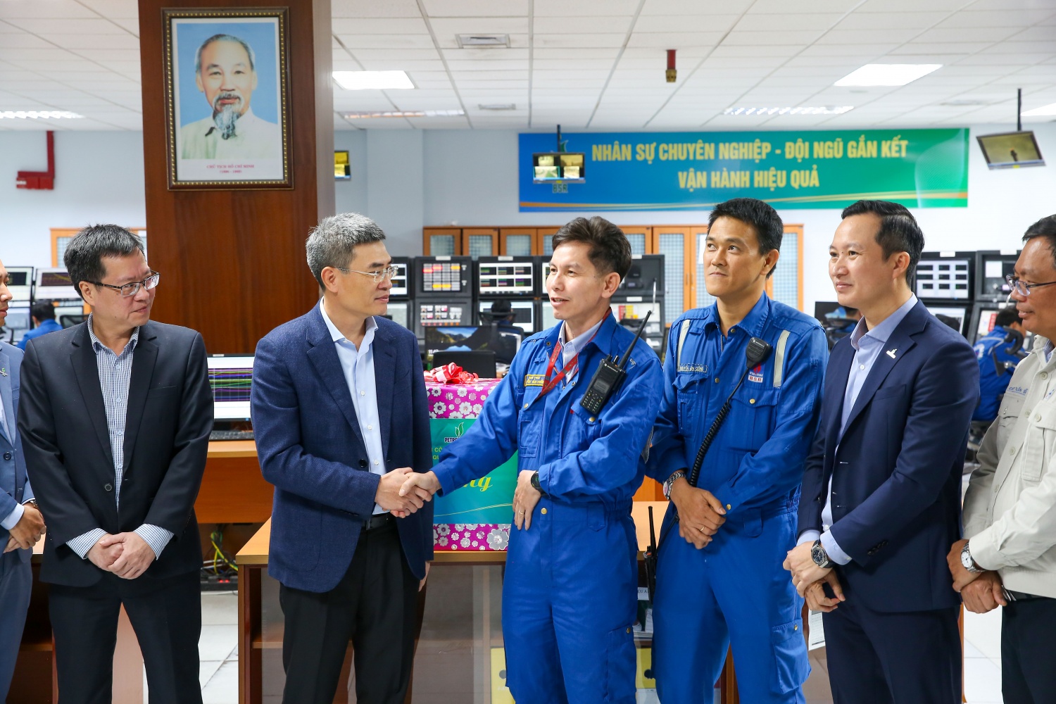 Ph&oacute; Tổng Gi&aacute;m đốc Petrovietnam Dương Mạnh Sơn thăm hỏi, động vi&ecirc;n người lao động đang vận h&agrave;nh NMLD Dung Quất.