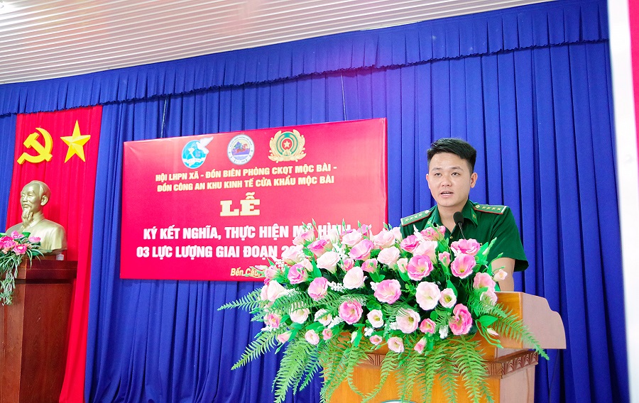 Đại &uacute;y Dương Thanh Vũ - Ch&iacute;nh trị vi&ecirc;n ph&oacute; Đồn Bi&ecirc;n ph&ograve;ng Cửa khẩu Quốc tế Mộc B&agrave;i th&ocirc;ng qua nội dung b&aacute;o c&aacute;o của đơn vị tại buổi lễ