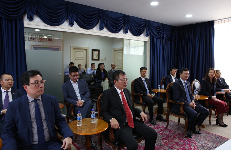 Cán bộ, nhân viên Đại sứ quán Việt Nam tại Singapore và đại diện cộng đồng người Việt Nam tại Singapore tại cuộc gặp mặt - Ảnh: VGP/Nguyễn Hoàng Cán bộ, nhân viên Đại sứ quán Việt Nam tại Singapore và đại diện cộng đồng người Việt Nam tại Singapore tại cuộc gặp mặt - Ảnh: VGP/Nguyễn Hoàng