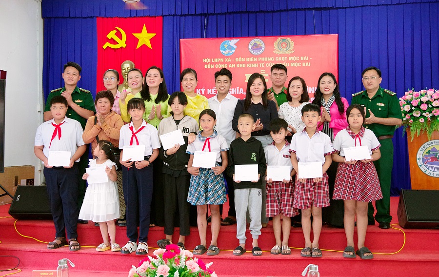 Ban tổ chức trao kinh ph&iacute; cho 10 em thiếu nhi c&oacute; ho&agrave;n cảnh kh&oacute; khăn tr&ecirc;n địa b&agrave;n