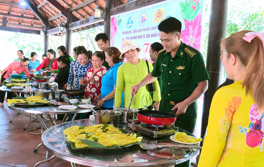 C&aacute;c đội thi tham gia Hội thi &ldquo;C&aacute;n bộ, chiến sĩ, Hội vi&ecirc;n phụ nữ kh&eacute;o tay đổ b&aacute;nh X&egrave;o&rdquo;