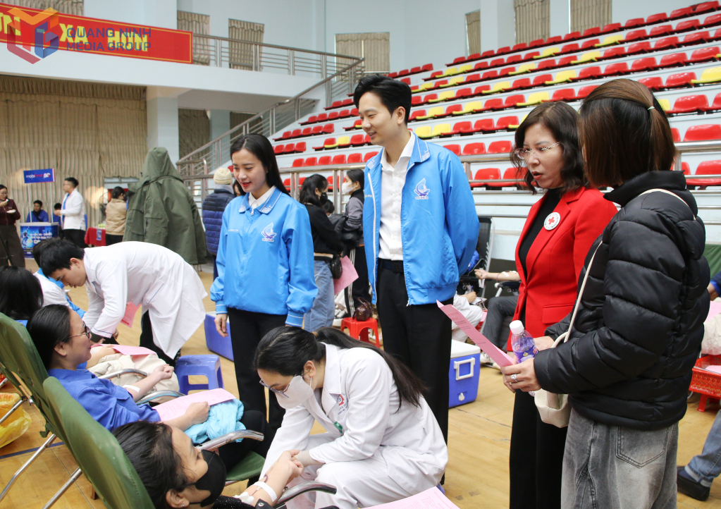 Lãnh đạo Tỉnh Đoàn và Hội Chữ Thập đỏ tỉnh Quảng Ninh thăm hỏi, động viên các đoàn viên, thanh niên tham gia hiến máu Lãnh đạo Tỉnh Đoàn và Hội Chữ Thập đỏ tỉnh Quảng Ninh thăm hỏi, động viên các đoàn viên, thanh niên tham gia hiến máu