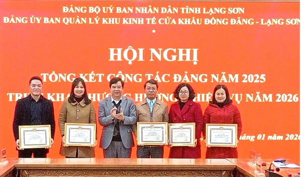Nguyễn Quốc Toàn - Bí thư Đảng uỷ, Trưởng Ban Quản lý tặng Giấy khen cho tập thể, cá nhân có thành tích xuất sắc Nguyễn Quốc Toàn - Bí thư Đảng uỷ, Trưởng Ban Quản lý tặng Giấy khen cho tập thể, cá nhân có thành tích xuất sắc