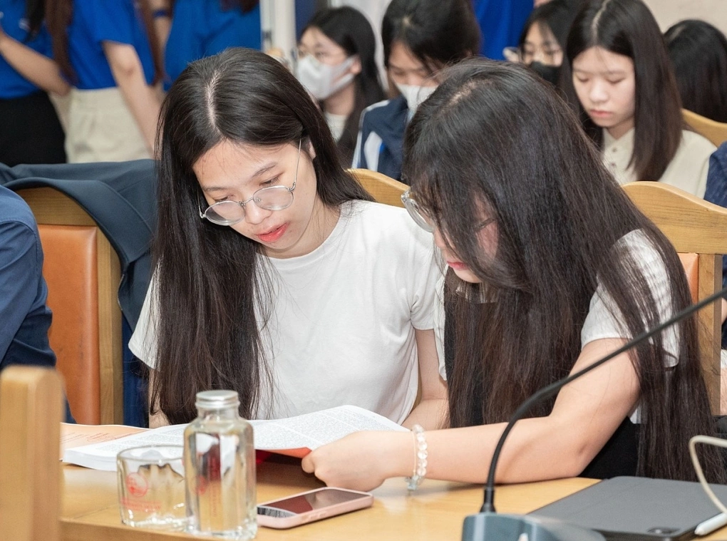 Sinh vi&ecirc;n trường Đại học Luật, Đại học Quốc gia H&agrave; Nội tại diễn đ&agrave;n khoa học trẻ do trường tổ chức hồi th&aacute;ng 4. Ảnh: Fanpage nh&agrave; trường