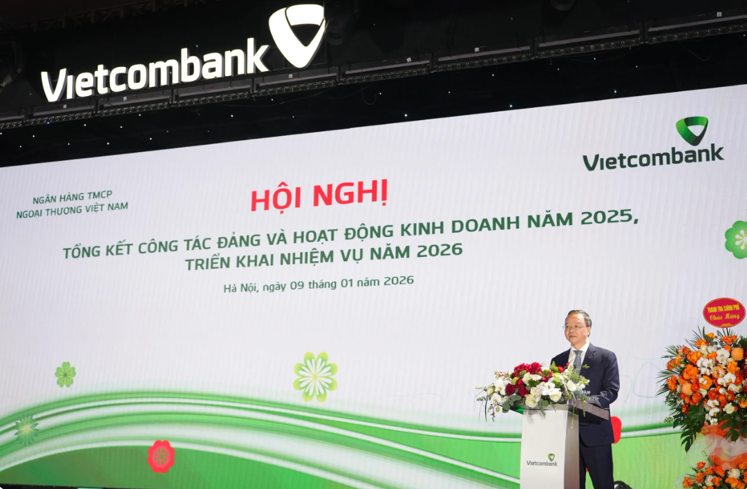 Ông Lê Quang Vinh - Phó Bí thư Đảng ủy, Thành viên HĐQT, Tổng Giám đốc Vietcombank trình bày Báo cáo nhiệm vụ trọng tâm công tác xây dựng Đảng và phương hướng triển khai hoạt động kinh doanh năm 2026. Ảnh: VCB Ông Lê Quang Vinh - Phó Bí thư Đảng ủy, Thành viên HĐQT, Tổng Giám đốc Vietcombank trình bày Báo cáo nhiệm vụ trọng tâm công tác xây dựng Đảng và phương hướng triển khai hoạt động kinh doanh năm 2026. Ảnh: VCB