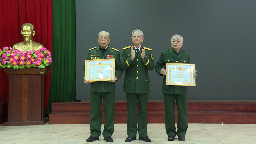 Lãnh đạo Hội Hữu nghị Việt Nam - Campuchia trao bằng khen cho tập thể, cá nhân có thành tích xuất sắc trong công tác xây dựng tổ chức và hoạt động hội Lãnh đạo Hội Hữu nghị Việt Nam - Campuchia trao bằng khen cho tập thể, cá nhân có thành tích xuất sắc trong công tác xây dựng tổ chức và hoạt động hội