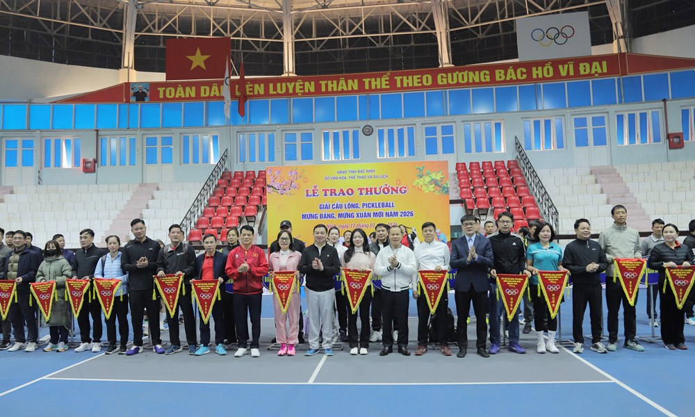 Các đồng chí lãnh đạo tỉnh và Ban tổ chức trao Cờ lưu niệm cho các đơn vị dự giải. Các đồng chí lãnh đạo tỉnh và Ban tổ chức trao Cờ lưu niệm cho các đơn vị dự giải.