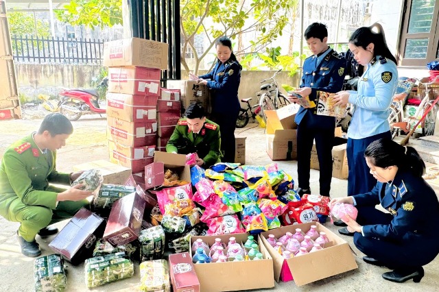 Quảng Trị: Phát hiện, xử lý cơ sở kinh doanh thực phẩm nhập lậu tại phường Đồng Hới