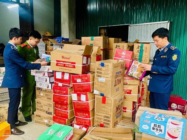 Kiểm tra đột xuất, ph&aacute;t hiện số lượng lớn b&aacute;nh kẹo nhập lậu.