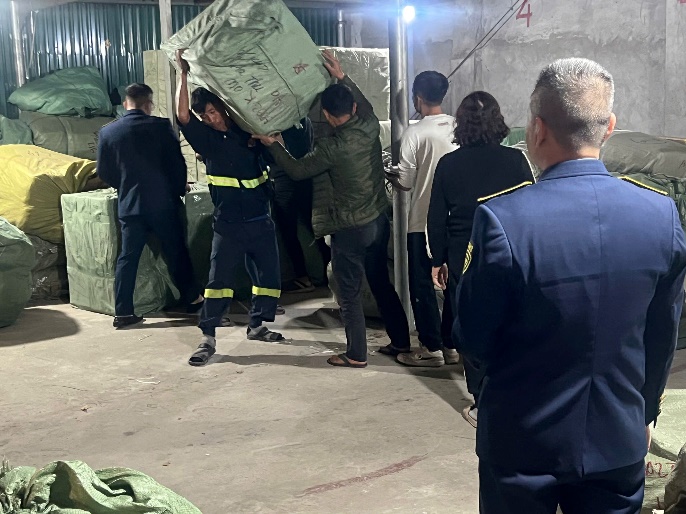 Hưng Yên: Phát hiện và tạm giữ hơn 21.000 sản phẩm giày dép không rõ nguồn gốc xuất xứ
