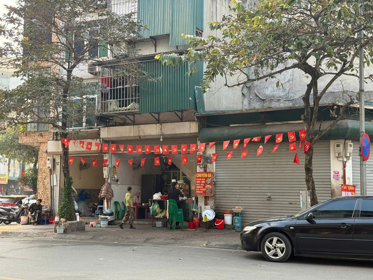 H&agrave;ng qu&aacute;n nh&agrave; chị L&atilde; Thị Hương đ&atilde; cắt m&aacute;i, treo lại biển cho quang đ&atilde;ng.