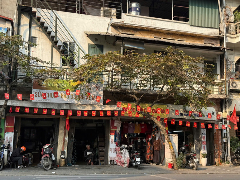 Nhiều hộ d&acirc;n nghi&ecirc;m t&uacute;c thực hiện chủ trương bảo đảm văn minh đ&ocirc; thị.