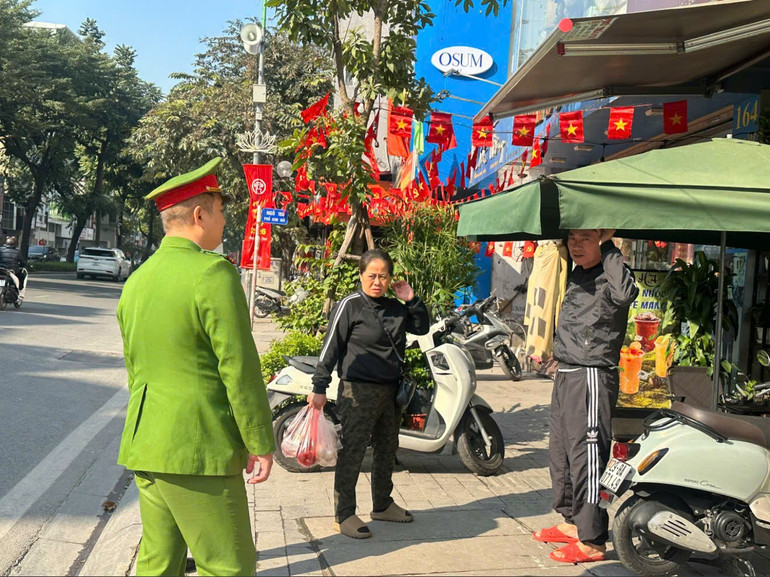 Lực lượng chức năng vận động người d&acirc;n nghi&ecirc;m t&uacute;c chấp h&agrave;nh c&aacute;c quy định về an ninh trật tự đ&ocirc; thị.