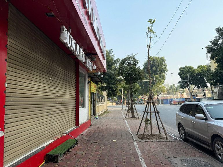 Sau một thời gian quyết liệt lập lại trật tự đ&ocirc; thị, nhiều tuyến phố trở n&ecirc;n th&ocirc;ng tho&aacute;ng hơn, vỉa h&egrave; được trả lại đ&uacute;ng c&ocirc;ng năng.