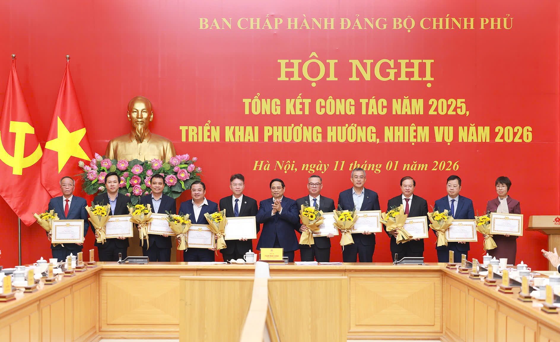 Đồng ch&iacute; Ph&ugrave;ng Quang Hiệp, Ủy vi&ecirc;n Ban Chấp h&agrave;nh Đảng bộ Ch&iacute;nh phủ, B&iacute; thư Đảng ủy, Chủ tịch Hội đồng th&agrave;nh vi&ecirc;n Vinachem, vinh dự l&agrave; một trong những c&aacute; nh&acirc;n ti&ecirc;u biểu được khen thưởng