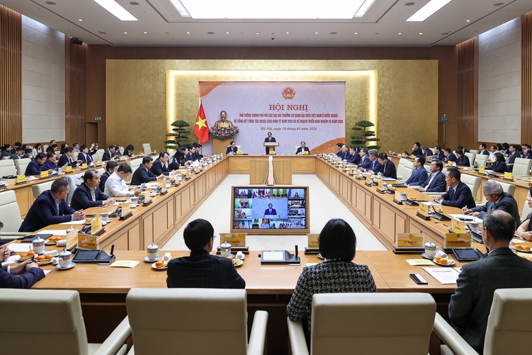 Thủ tướng Ch&iacute;nh phủ Phạm Minh Ch&iacute;nh chủ tr&igrave; Hội nghị trực tuyến với c&aacute;c Đại sứ, Trưởng Cơ quan đại diện Việt Nam ở nước ngo&agrave;i về tổng kết c&ocirc;ng t&aacute;c ngoại giao kinh tế năm 2025 v&agrave; triển khai nhiệm vụ năm 2026 - Ảnh: VGP/Nhật Bắc